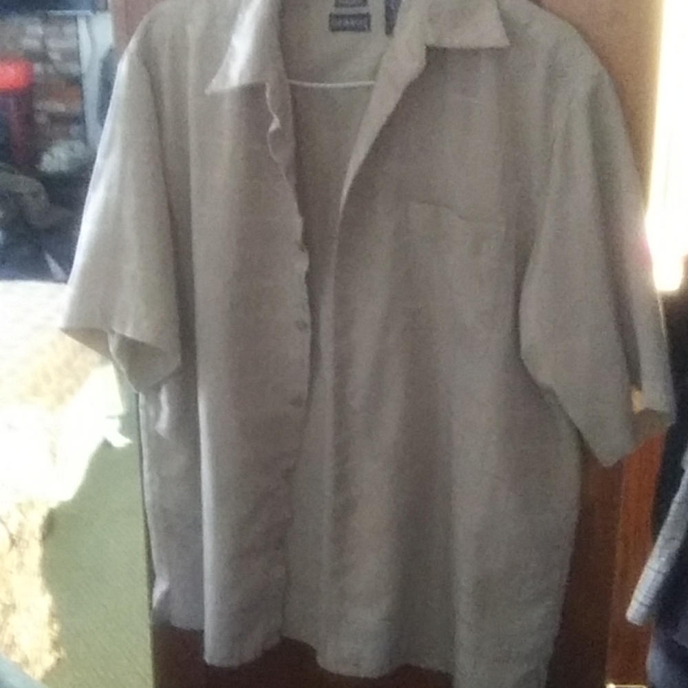Men's button down short sleeves shirt